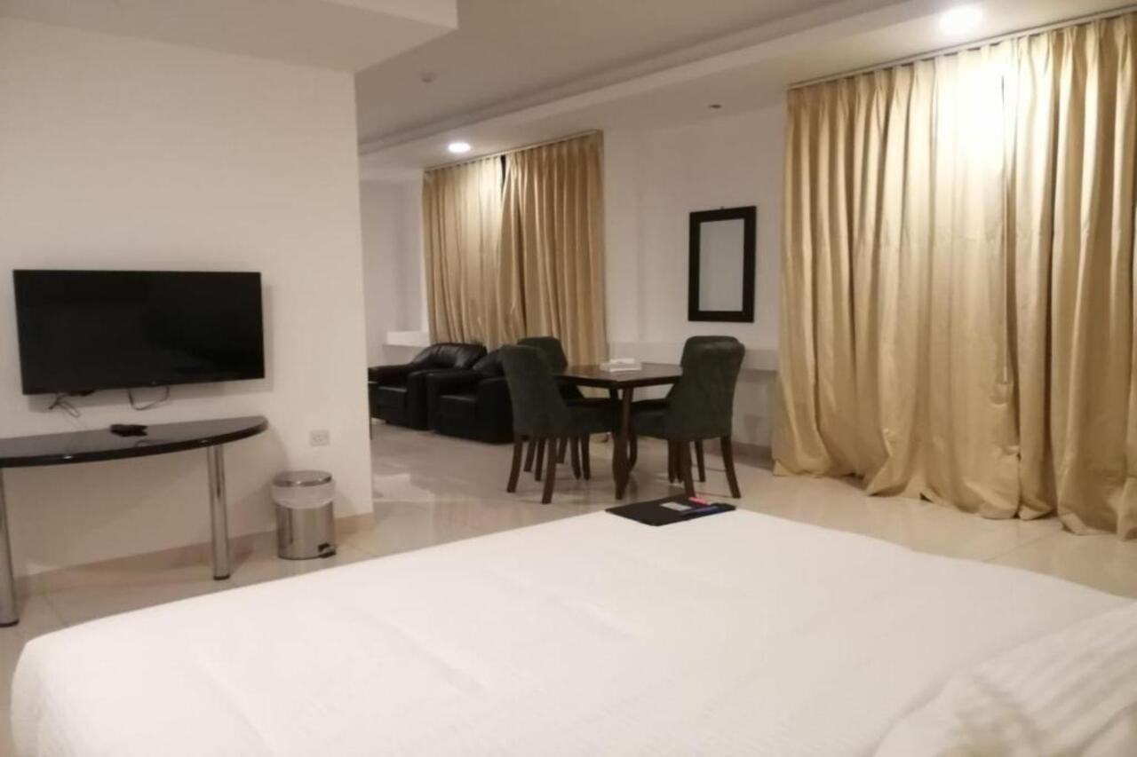 Parkside Plaza Muscat Hotel Bagian luar foto