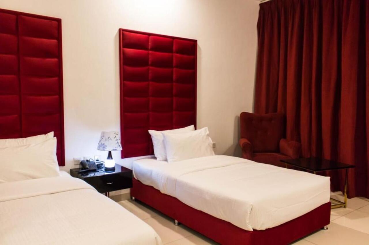 Parkside Plaza Muscat Hotel Bagian luar foto