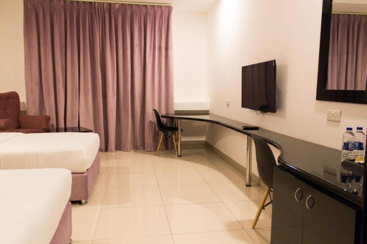 Parkside Plaza Muscat Hotel Bagian luar foto