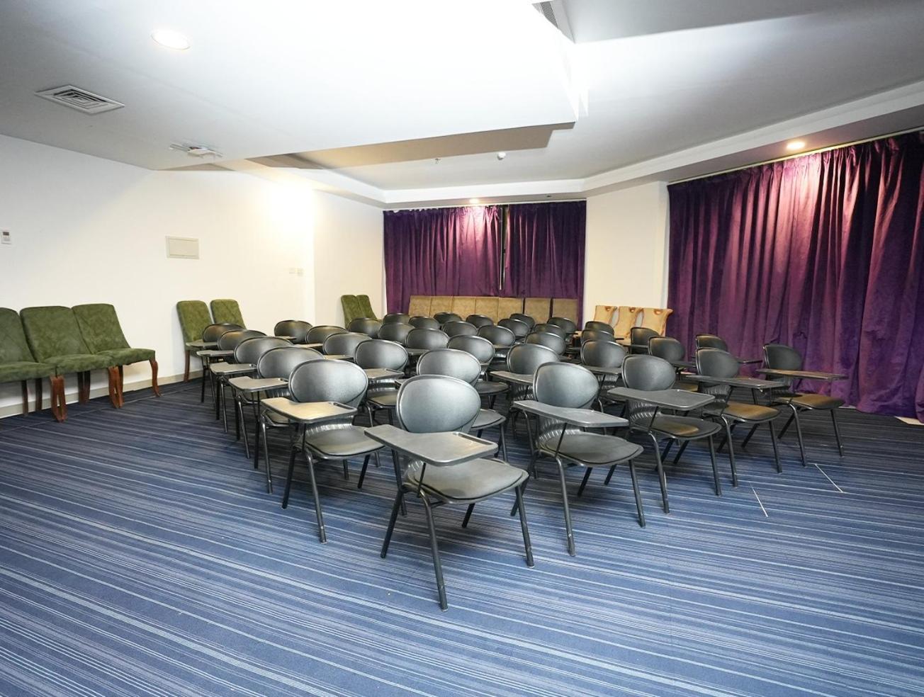 Parkside Plaza Muscat Hotel Bagian luar foto