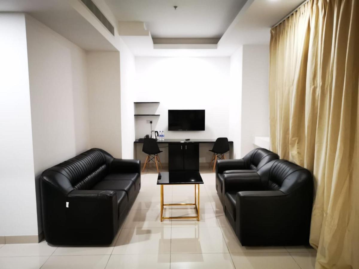 Parkside Plaza Muscat Hotel Bagian luar foto