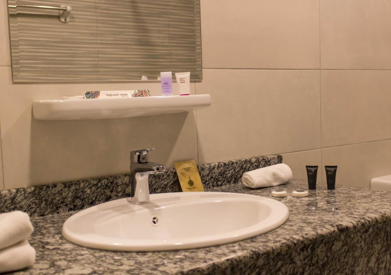 Parkside Plaza Muscat Hotel Bagian luar foto