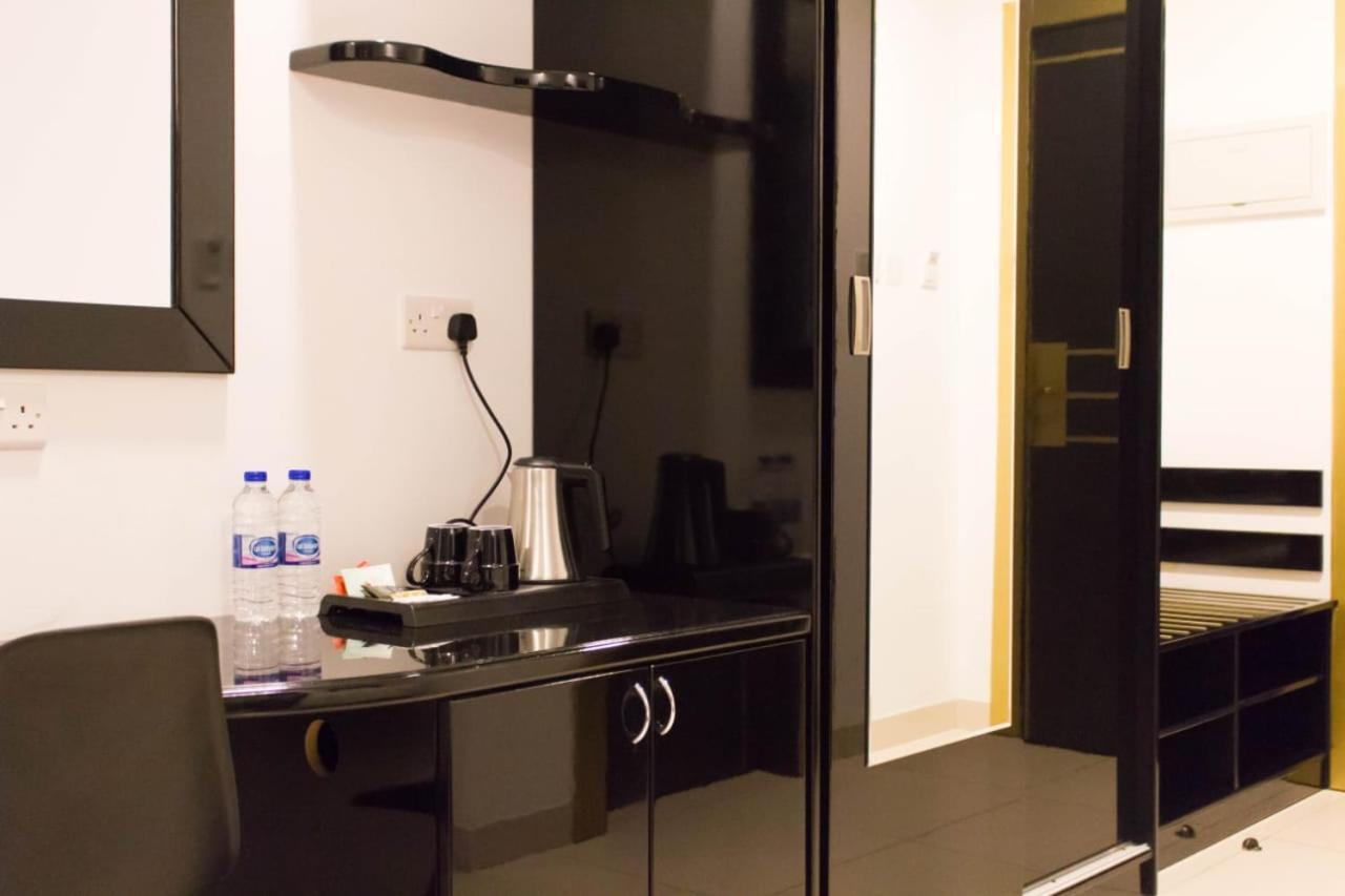 Parkside Plaza Muscat Hotel Bagian luar foto