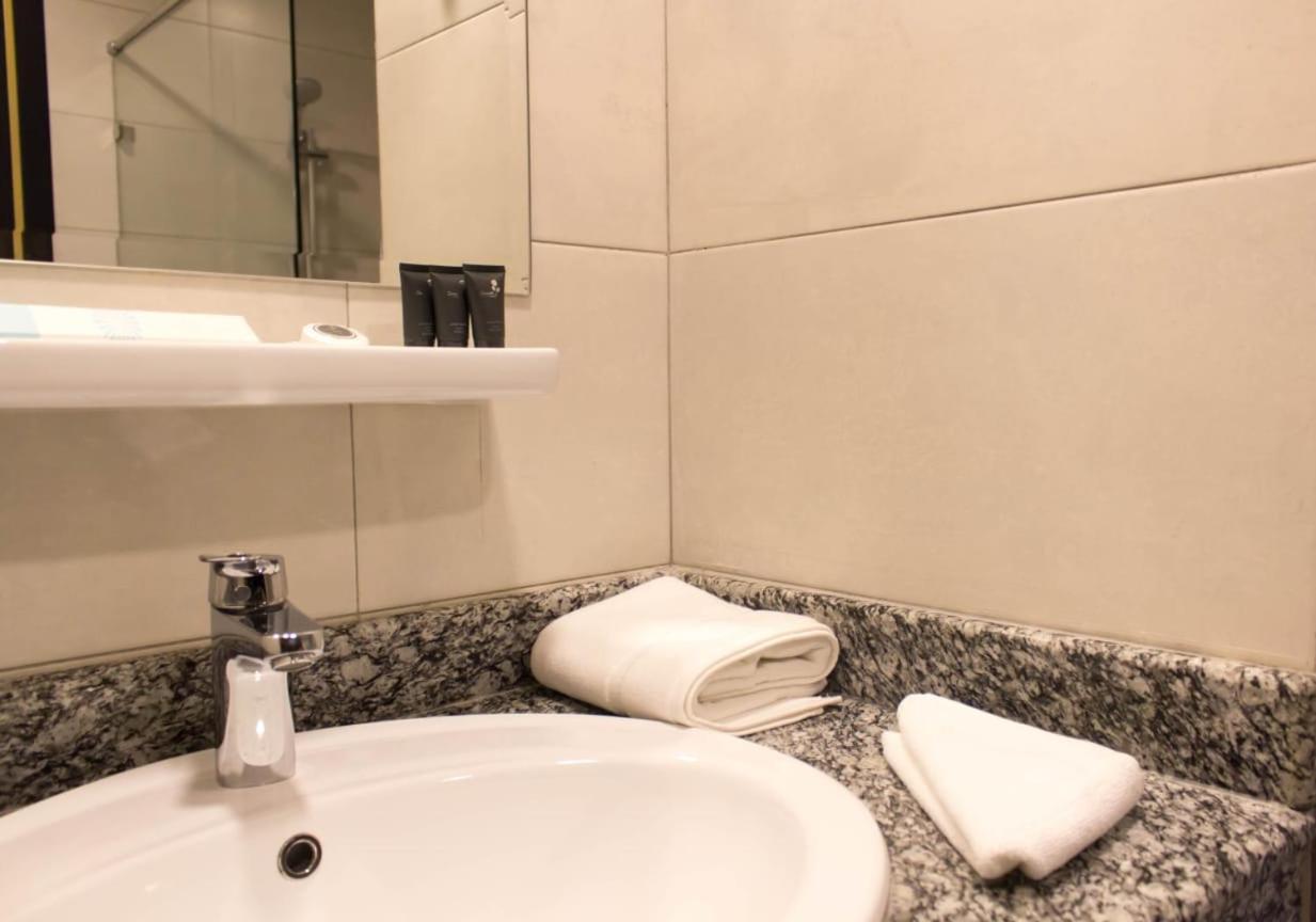 Parkside Plaza Muscat Hotel Bagian luar foto