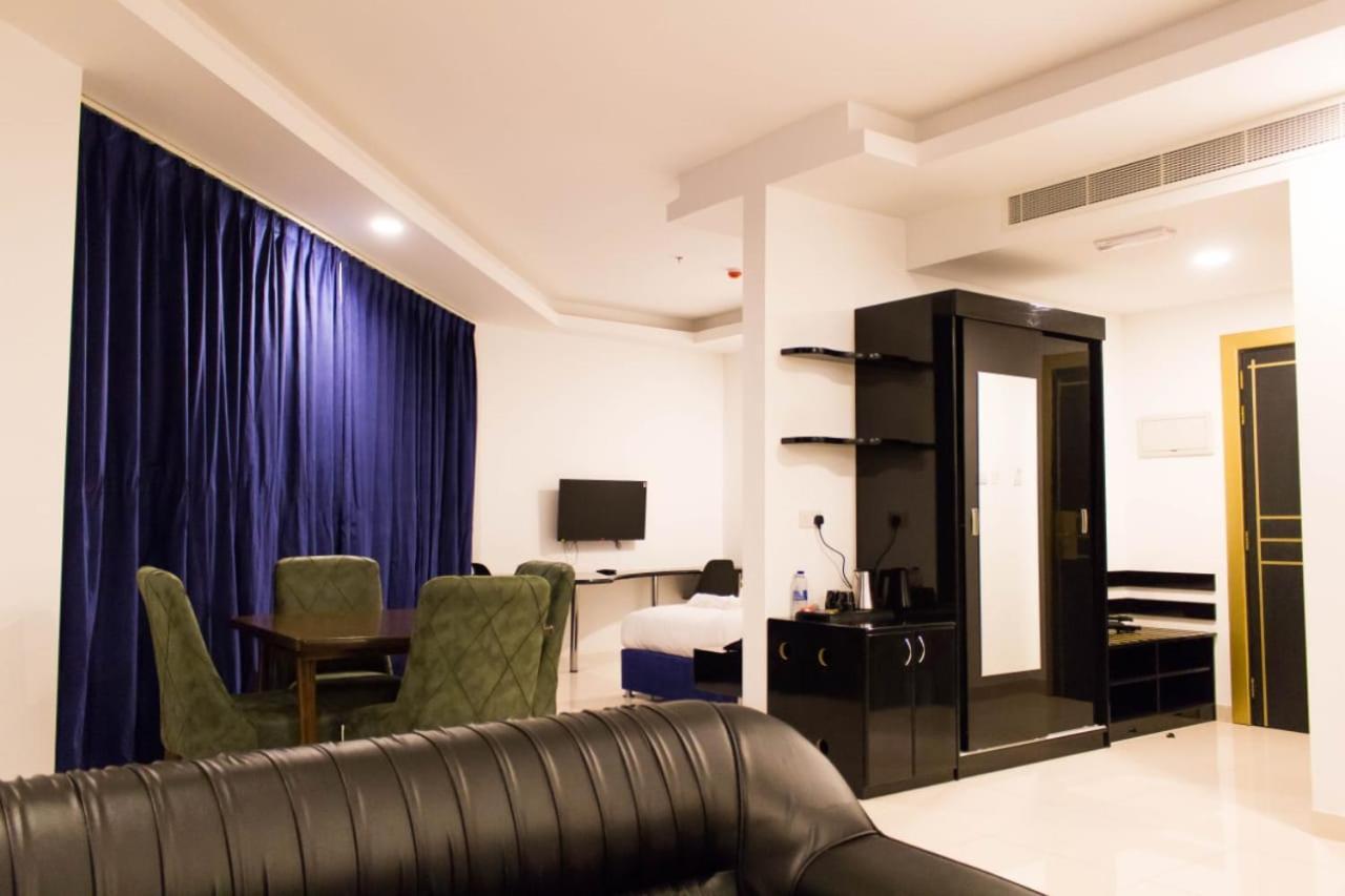 Parkside Plaza Muscat Hotel Bagian luar foto